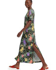 Frau Chee langes Kleid